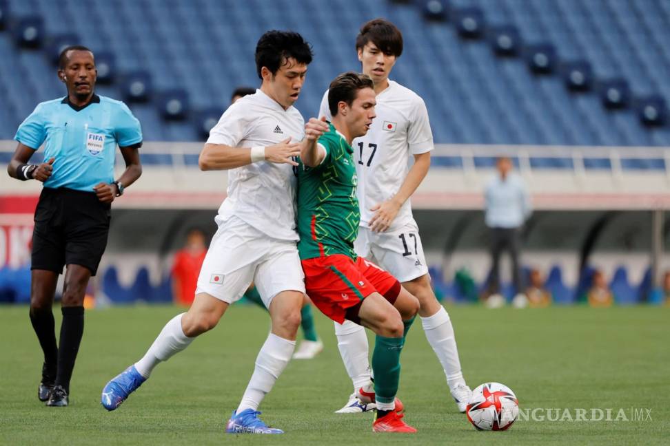 $!El centrocampista mexicano Sebastián Córdova (c) disputa el balón ante el centrocampista japonés Wataru Endo (i) en el encuentro por la medalla de bronce entre las selecciones de México y Japón. EFE