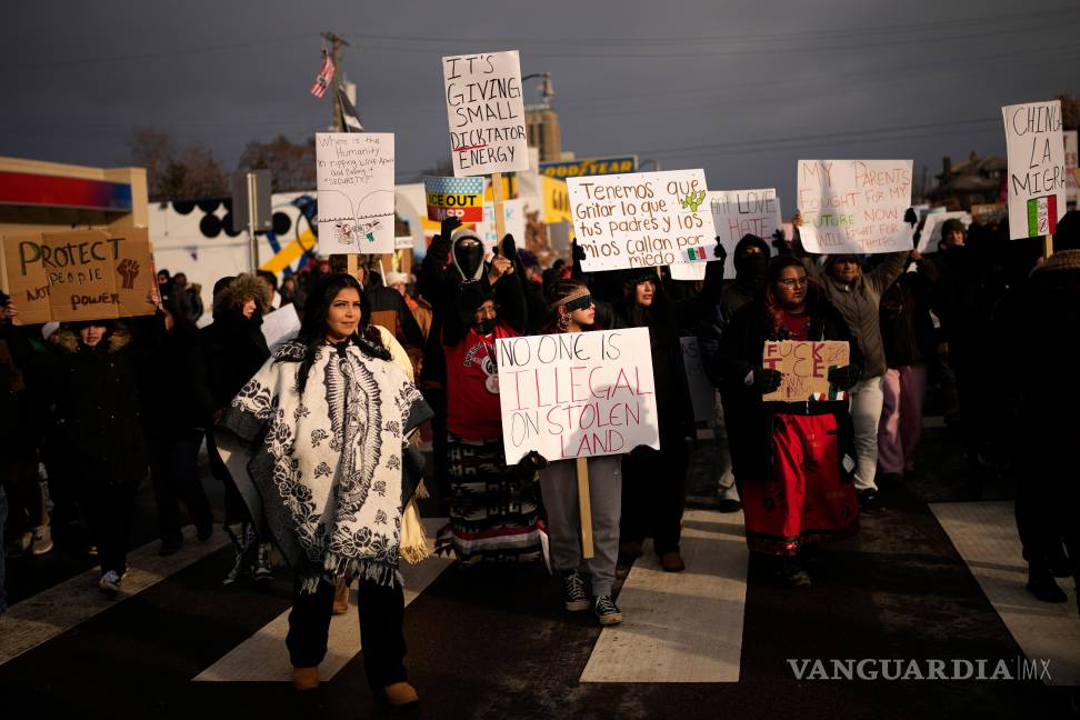 $!Manifestantes marchan en memoria de Renee Good, quien fue asesinada a tiros por un agente de ICE en Minneapolis, el sábado 10 de enero de 2026.