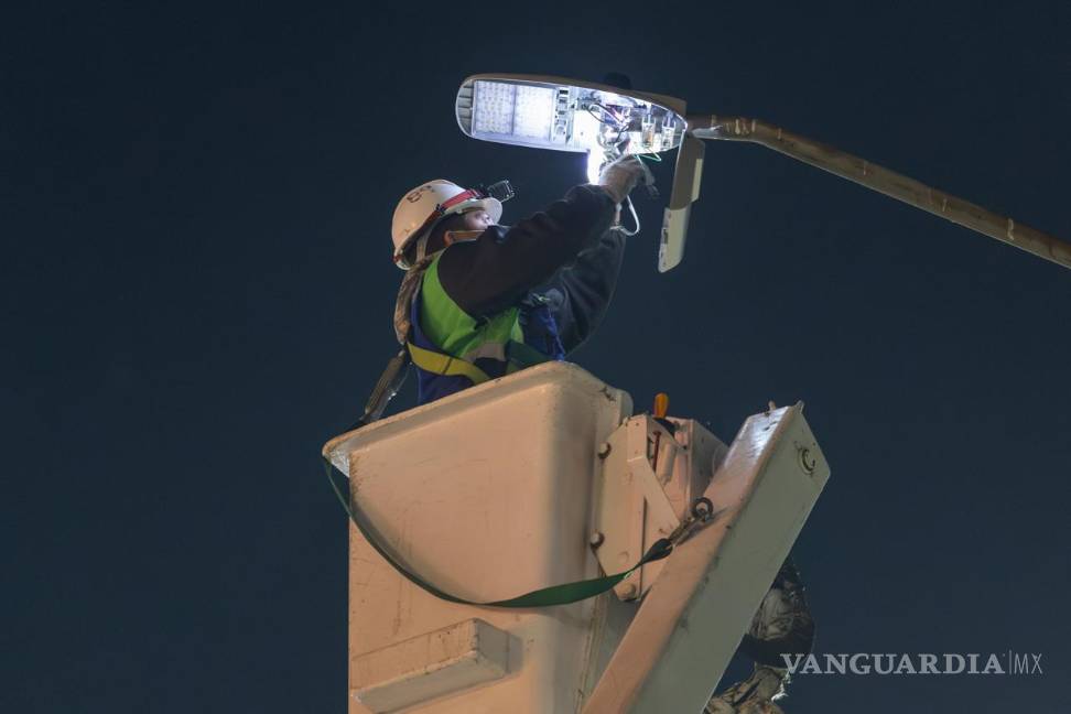 $!La sustitución de las luminarias en las entradas sur y norte de Saltillo forma parte de un plan integral para renovar la infraestructura del alumbrado público.
