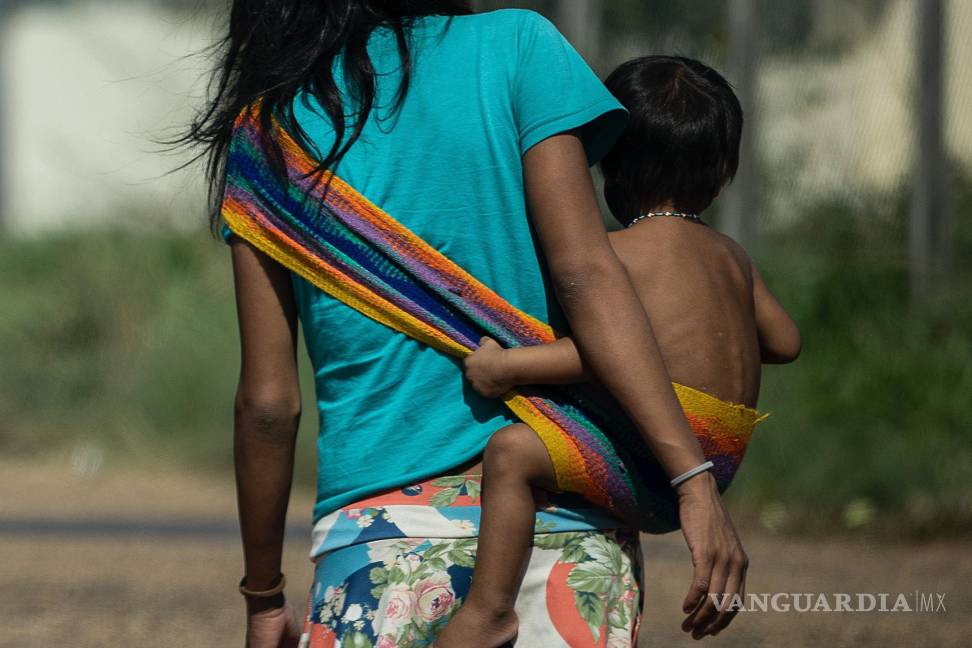 $!Una mujer y un niño indígena del pueblo Yanomami, cerca de la Casa de Saúde Indígena (CASAI) en Boa Vista, en el estado amazónico de Roraima, Brasil.
