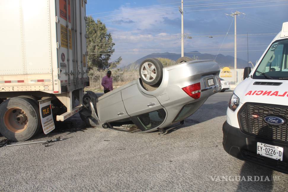 Lo chocan y termina volcado, en Arteaga