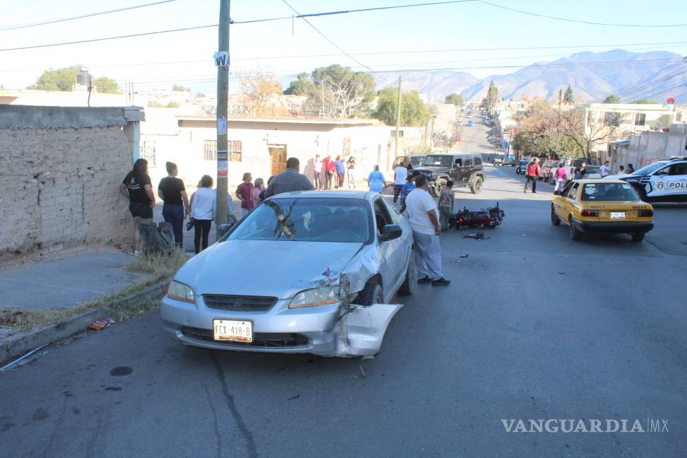 Conductor embiste a menores motociclistas y los manda al hospital, en Saltillo