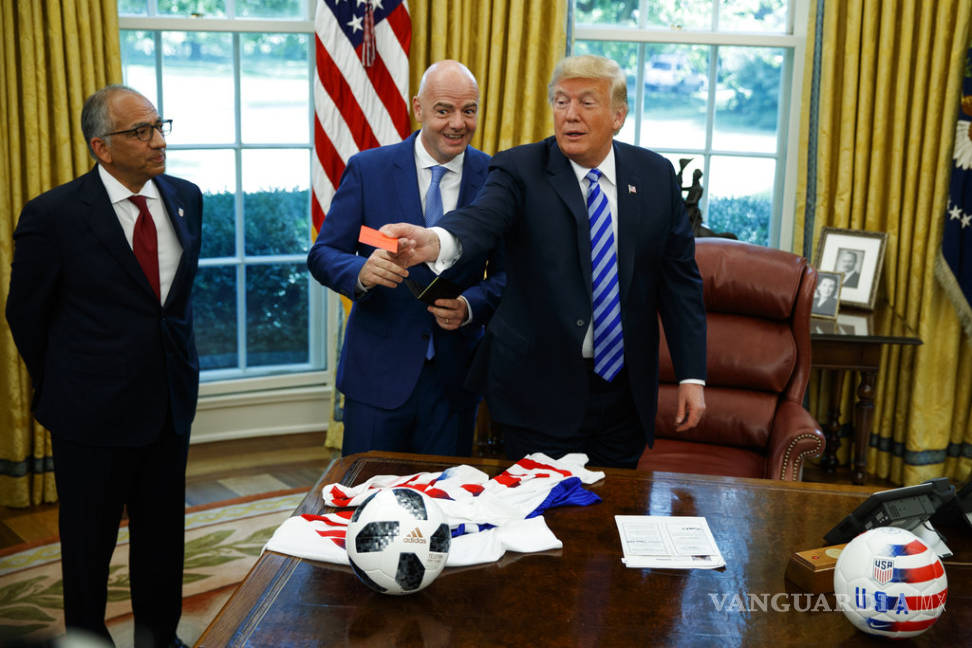 $!Presidente de la FIFA le regala tarjetas roja y amarilla a Trump y no supo usarlas