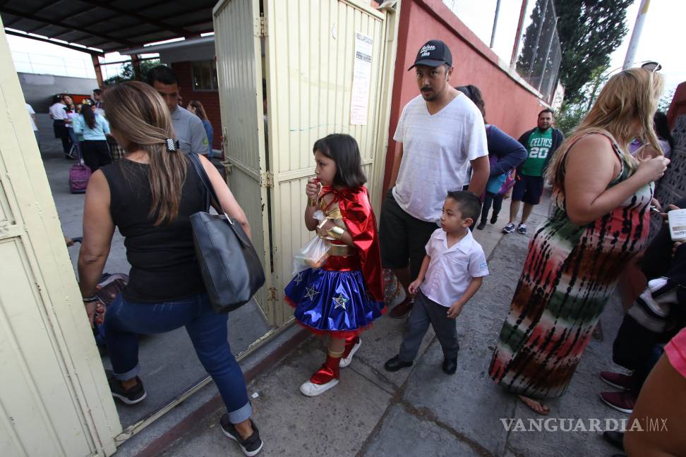 $!Regreso “loco” a clases en Saltillo... el uniforme quedó atrás y los disfraces se hicieron presentes por el Día del Niño