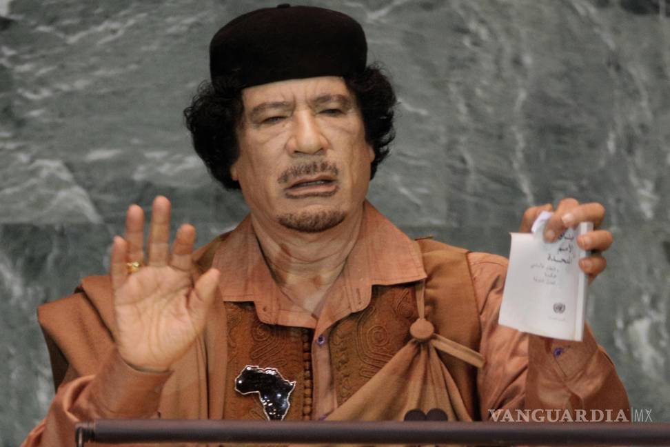 $!El líder libio Moammar Gadhafi muestra una copia rota de la Carta de las Naciones Unidas durante su discurso en la 64ta sesión de la Asamblea General de Naciones Unidas, el 23 de septiembre de 2009.