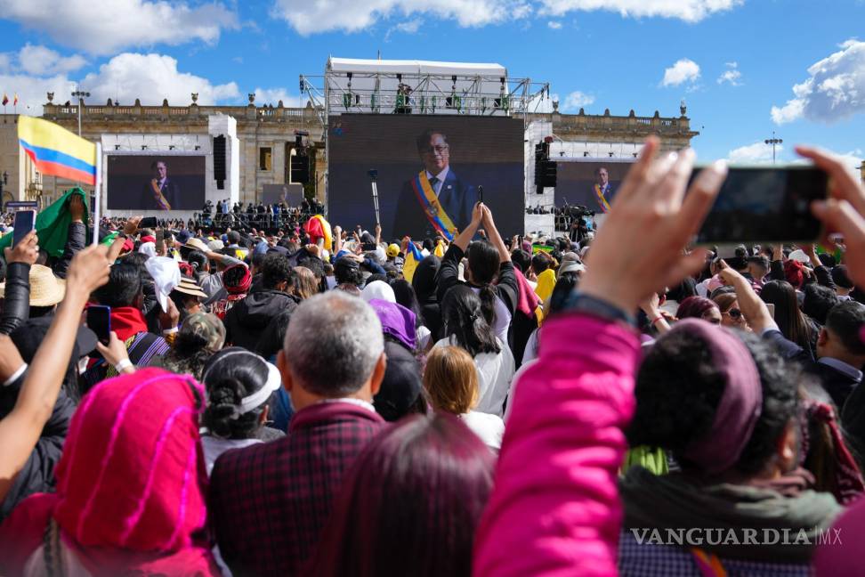 $!La imagen del presidente Gustavo Petro con la banda presidencial se muestra en pantallas gigantes después de prestar juramento en Bogotá, Colombia.