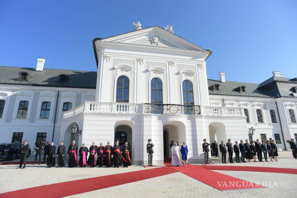 $!Una imagen proporcionada por los medios de comunicación del Vaticano muestra a la presidenta eslovaca Zuzana Caputova (c-d) dando la bienvenida al Papa Francisco (c-i) para una reunión en el Palacio Presidencial en Bratislava, Eslovaquia. EFE/EPA/VATICAN MEDIA