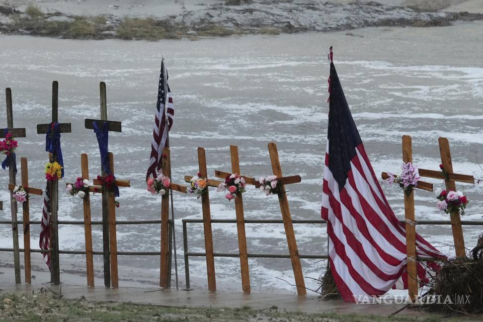 $!La lluvia cae sobre un monumento improvisado para las víctimas de las inundaciones a lo largo del río Guadalupe, el 13 de julio de 2025, en Kerrville, Texas.
