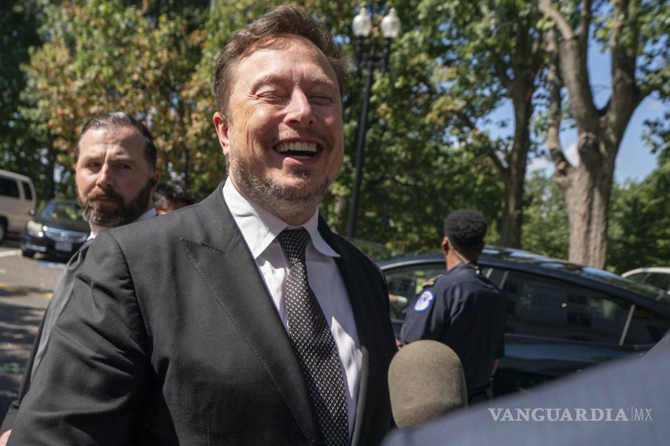 $!Elon Musk responde a los medios de comunicación al salir del Foro bipartidista de Conocimiento de Inteligencia Artificial (IA) del Senado en Washington.