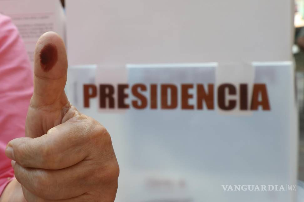 $!Un votante muestra su pulgar marcado con tinta tras votar en las elecciones generales mexicanas este domingo, en un colegio electoral en la Ciudad de México.