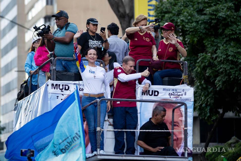 $!La líder opositora María Corina Machado (i) en un acto de campaña del Candidato opositor Edmundo González (d) en Caracas (Venezuela).