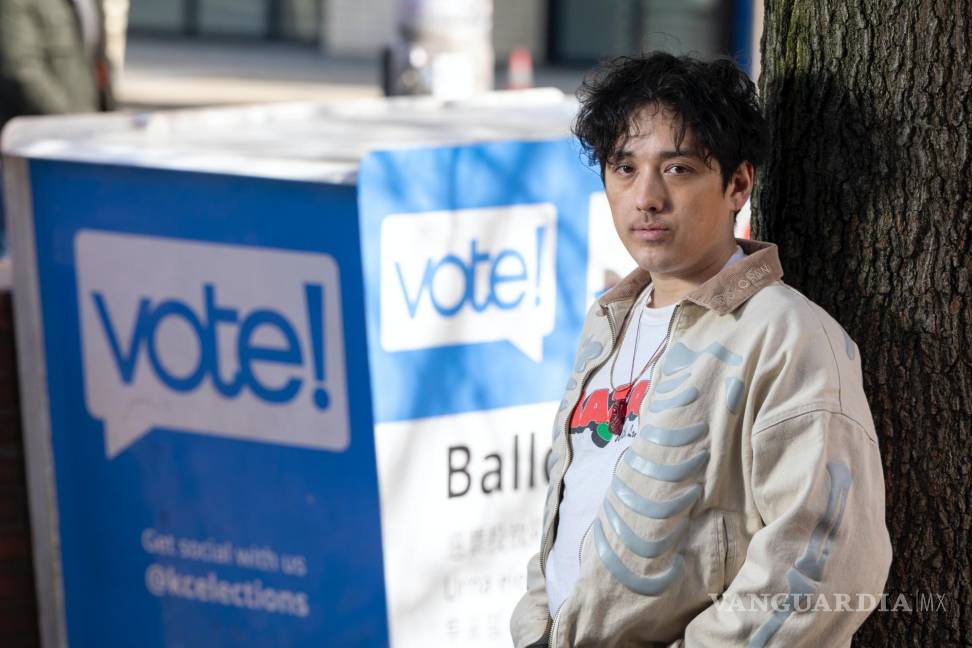 $!Kenji Takada-Dill, de 30 años junto a un buzón en el que los votantes pueden dejar sus papeletas en el estado de Washington.