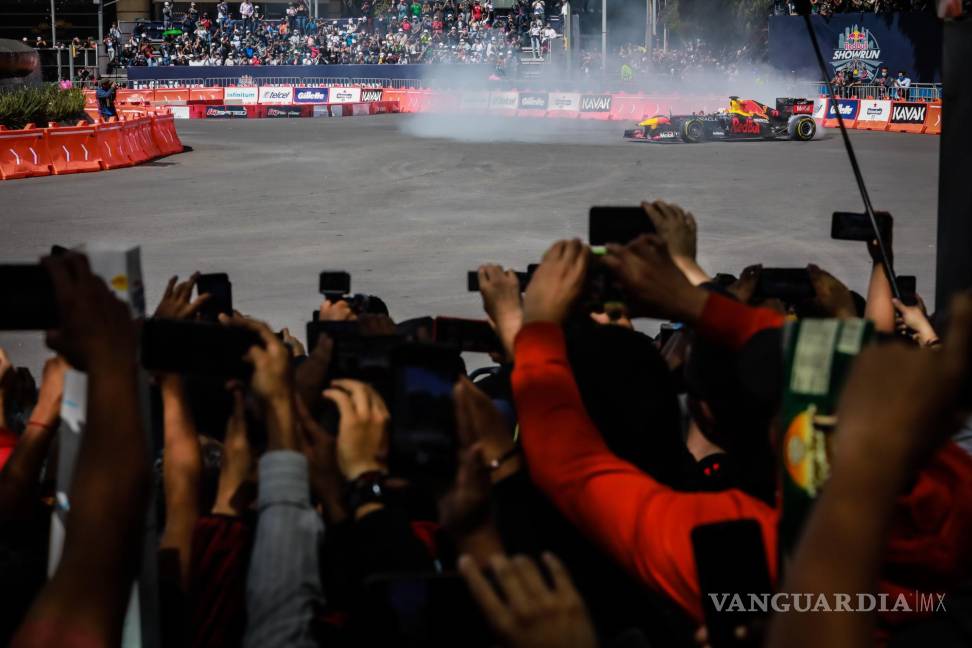 $!Aficionados toman hoy fotos al piloto mexicano de la escudería Red Bull de la Fórmula Uno, Sergio Checo Pérez, durante su Red Bull Show Run en la Glorieta de La Diana Cazadora en el Paseo de la Reforma, en Ciudad de México. EFE/David Guzmán