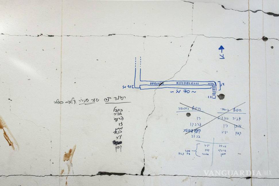 $!Bosquejo de un túnel que los soldados israelíes dibujaron en el muro del hogar de una familia palestina, donde encontraron un túnel.