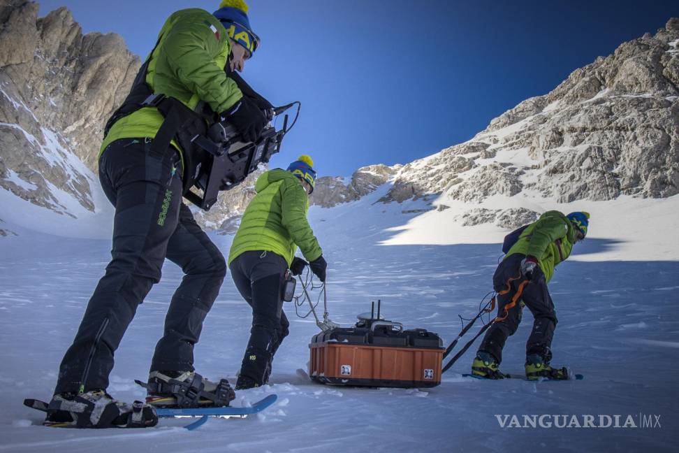 $!Los científicos transportan un escáner de hielo en las laderas del monte Gran Sasso d’Italia. AP/ Riccardo Selvatico / CNR and Ca Foscari University
