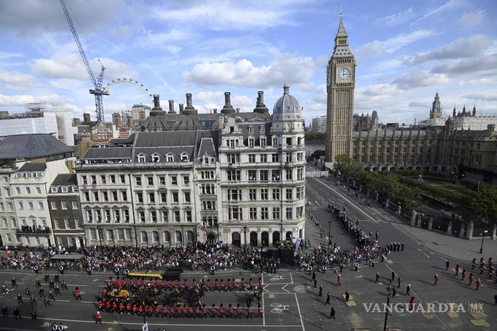 $!La procesión del ataúd de la reina Isabel II de Gran Bretaña se traslada desde el Palacio de Buckingham a Westminster Hall en Londres.
