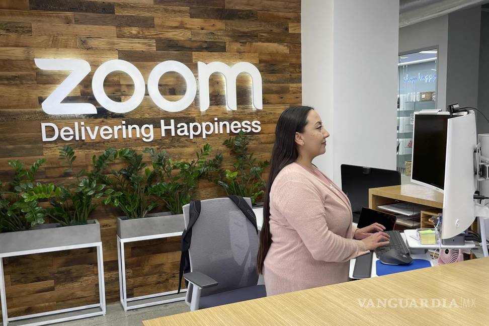 $!Una mujer trabaja en la sede de Zoom en San José, California.