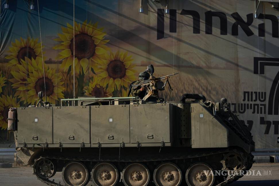 $!Soldados israelíes mueven un vehículo blindado de transporte personal (APC) cerca de la frontera con la Franja de Gaza, en el sur de Israel.