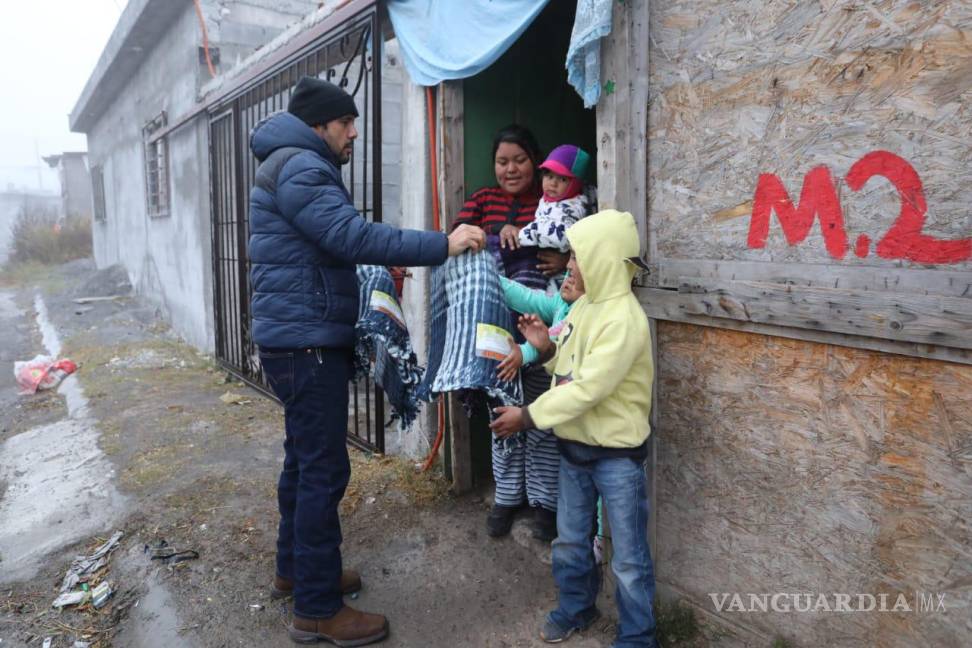 $!Personal Municipal y de Mejora Coahuila recorren sectores vulnerables ante las bajas temperaturas.