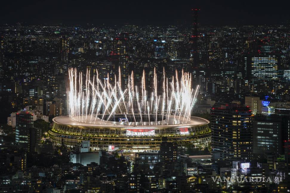 $!Los fuegos artificiales se iluminan sobre el Estadio Nacional visto desde la plataforma de observación Shibuya Sky durante la Ceremonia de Apertura de los Juegos Paralímpicos de 2020 en Tokio. AP/Kiichiro Sato