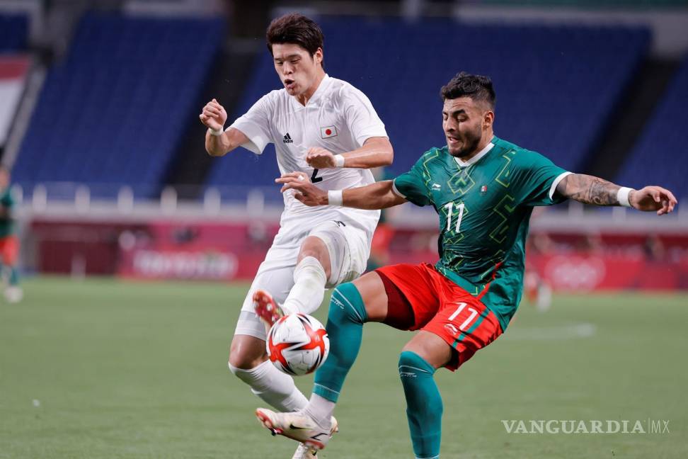 $!El delantero mexicano Alexis Vega (d) controla el balón ante el defensa japonés Hiroki Sakai (i) en el encuentro por la medalla de bronce entre las selecciones de México y Japón durante los Juegos Olímpicos 2020. EFE