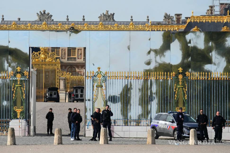 $!Agentes de policía franceses custodian la entrada del Palacio de Versalles después de una alerta de seguridad el martes 17 de octubre de 2023 en Versalles, en París.