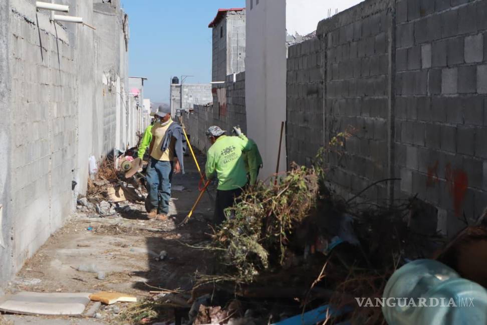 $!Se retiró basura, maleza y escombro en calles como la 21, 27 y 29, entre diversas vialidades, para prevenir acumulación de desechos, malos olores y plagas.