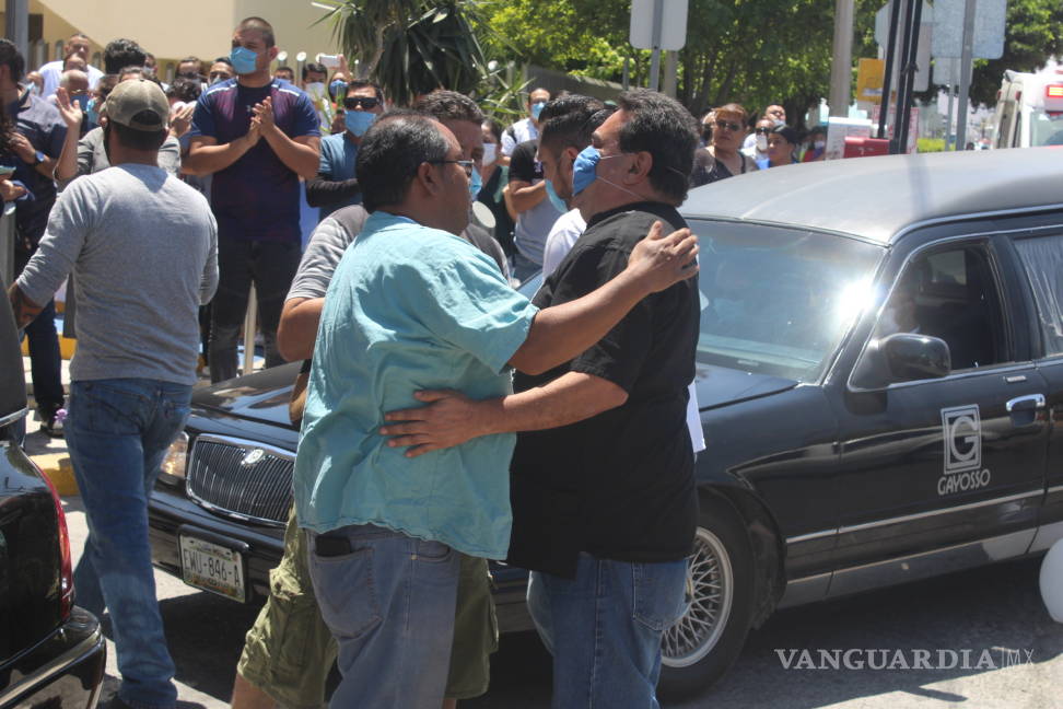 $!Compañeros del IMSS despiden a trabajadoras asesinadas en Torreón