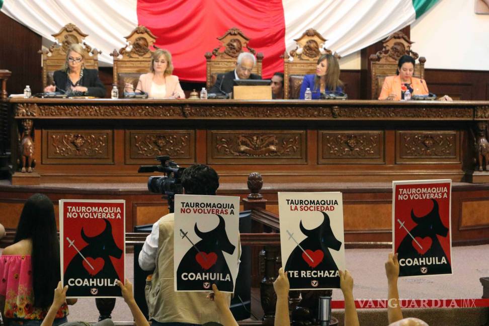 $!Se manifiestan contra la tauromaquia en el Congreso de Coahuila; hay opiniones encontradas