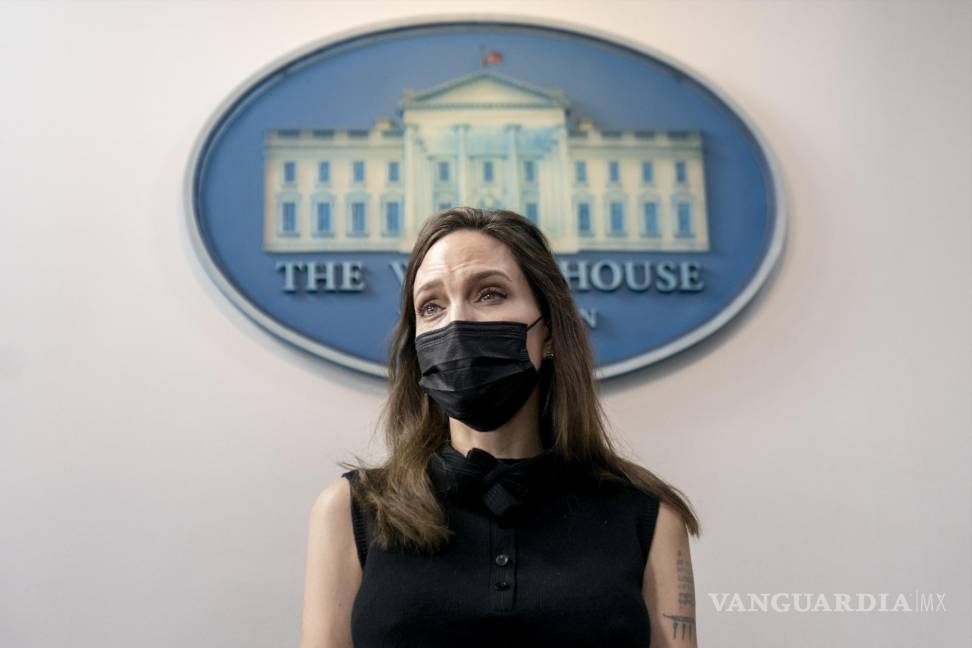 $!La actriz y activista Angelina Jolie habla con los reporteros en la Sala informativa antes de una reunión con el Departamento de Justicia para discutir la reautorización de la Ley de Violencia contra las Mujeres, en la Casa Blanca en Washington. AP/Andrew Harnik