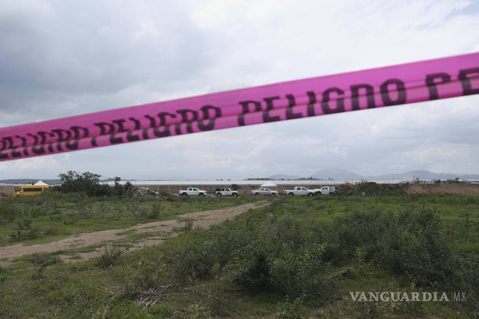 $!Una cinta de peligro colocada en el perímetro del rancho Nextipac donde la fiscalía dice que se ha encontrado un enterramiento masivo en el municipio de Zapopan.
