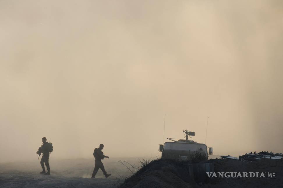 $!Soldados israelíes caminan por la frontera de la Franja de Gaza, en el sur de Israel.