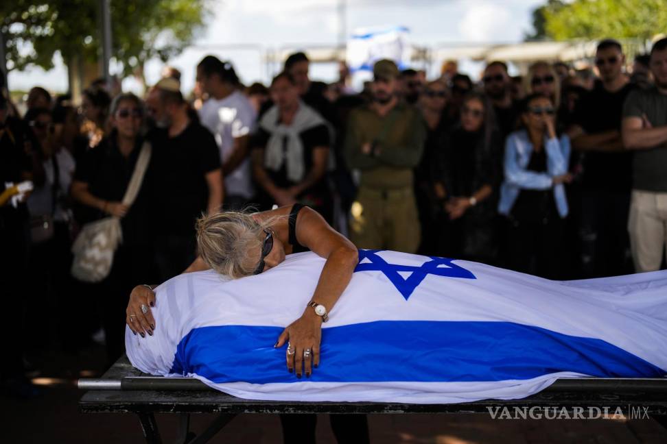 $!La madre de Antonio Macías llora sobre el cadáver de su hijo, cubierto con la bandera de Israel, en el cementerio Pardes Haim, en Kfar Saba, cerca de Tel Aviv.