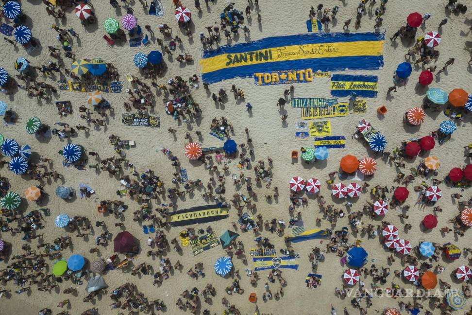 $!Aficionados del Boca Juniors en la playa de Copacabana antes de la final de la Copa Libertadores contra el Fluminense, en Río de Janeiro, el 3 de noviembre.