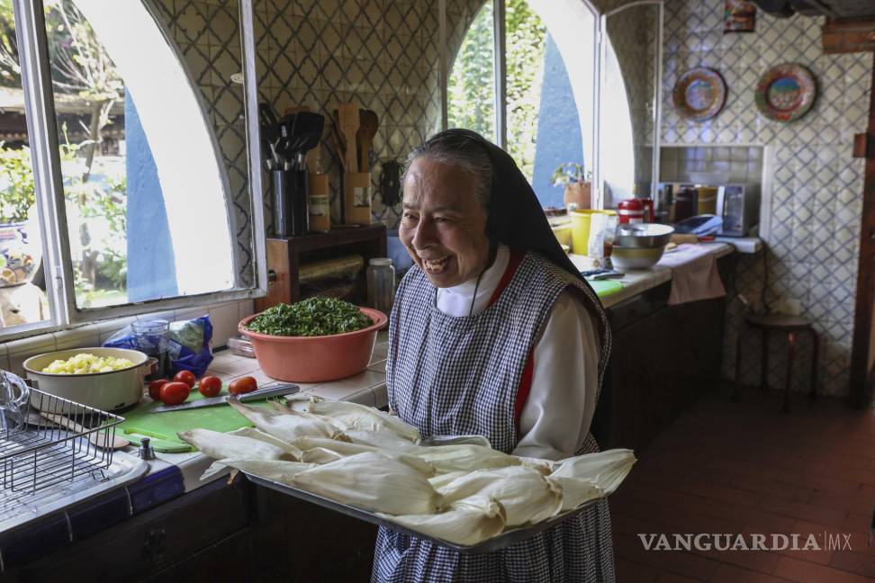 $!La hermana María Inés Maldonado, de 76 años, con una bandeja de tamales rellenos de pollo y salsa verde.