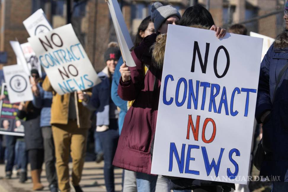 $!Los empleados de la sala de redacción del Chicago Tribune se manifiestan frente a la sala de redacción y la planta de impresión del periódico Freedom Center.