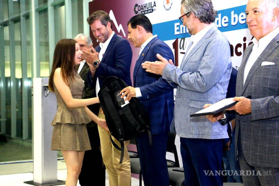 $!Las mujeres fueron las protagonistas de la entrega de becas.