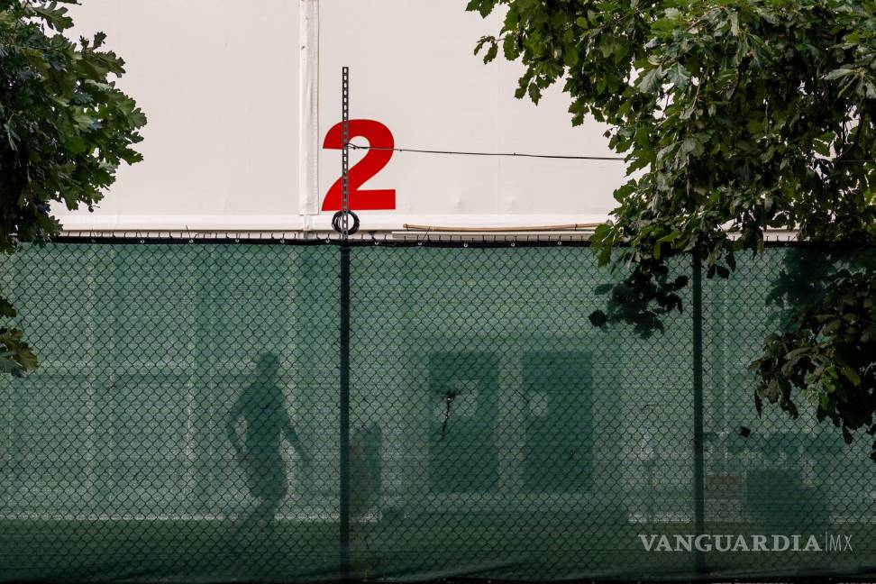 $!Afuera del refugio de Randall’s Island, que alberga a miles de migrantes, incluidos algunos de Venezuela, en Nueva York.