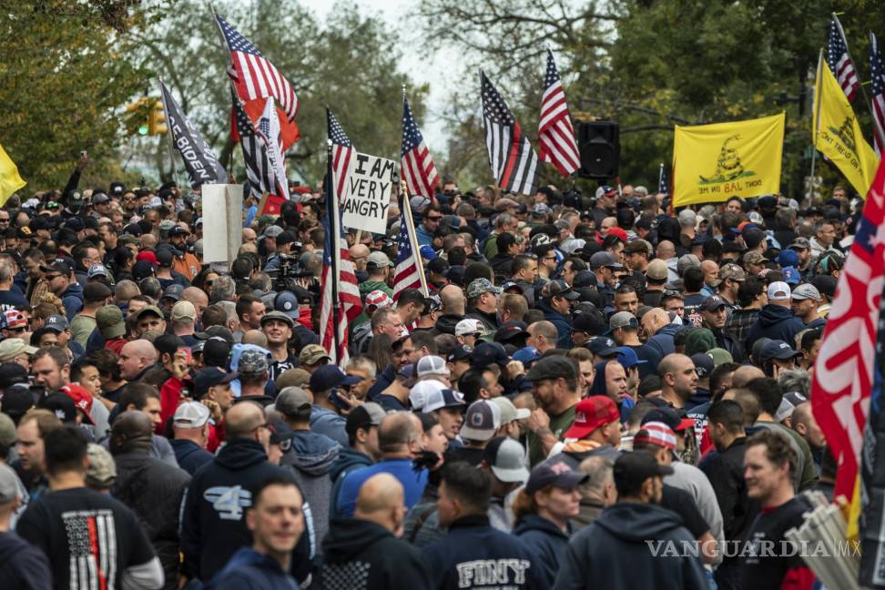 $!Trabajadores municipales de la ciudad de Nueva York protestan frente a Gracie Mansion Conservancy contra el próximo mandato de vacuna COVID-19 para trabajadores de la ciudad. AP/Jeenah Moon