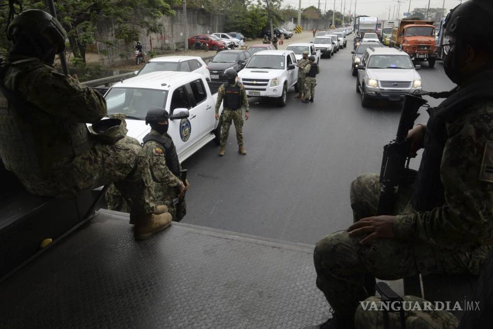 $!Las fuerzas de seguridad vigilan a un costado de la Penitenciaría del Litoral durante la mañana después de que estallaron nuevos disturbios mortales dentro de esa cárcel en Guayaquil.
