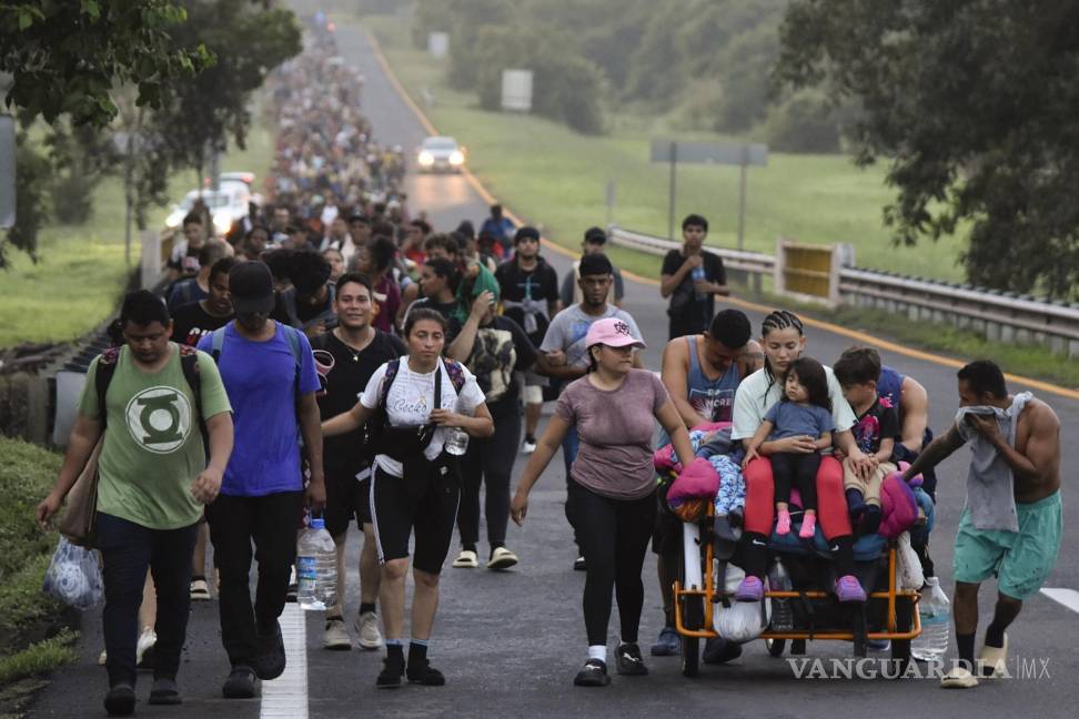 $!Migrantes caminan a lo largo de la carretera, en el estado de Chiapas con la esperanza de llegar a la frontera norte del país y eventualmente ingresar a EU.