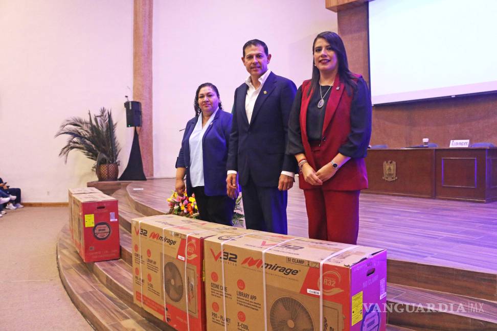 $!Durante la ceremonia, la Facultad recibió cuatro equipos de aire acondicionado entregados por el rector Octavio Pimentel Martínez.