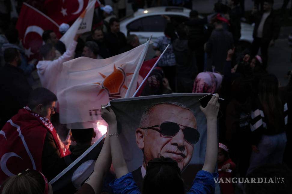 $!Simpatizantes apoyan al presidente turco Recep Tayyip Erdogan afuera de la sede del Partido de la Justicia y el Desarrollo, ante lo cerrada que está la contienda.