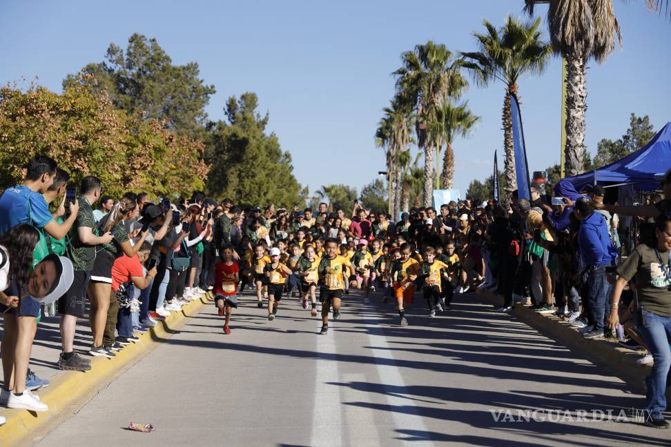 $!Entre dinosaurios y convivencia familiar, el Museo del Desierto recibe a 1840 corredores