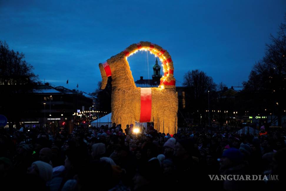 $!Inauguración de la ‘Cabra de Navidad’ de este año, o ‘Gaevlebocken’ en Gavle, Suecia. EFE/EPA/Mats Astrand