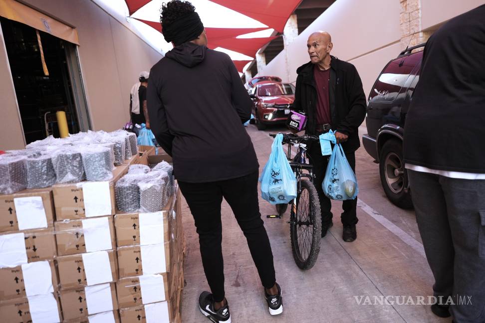 $!Jesús Aguilar utiliza su bicicleta para desplazarse en un servicio de distribución de alimentos en el Banco de Alimentos de San Antonio.