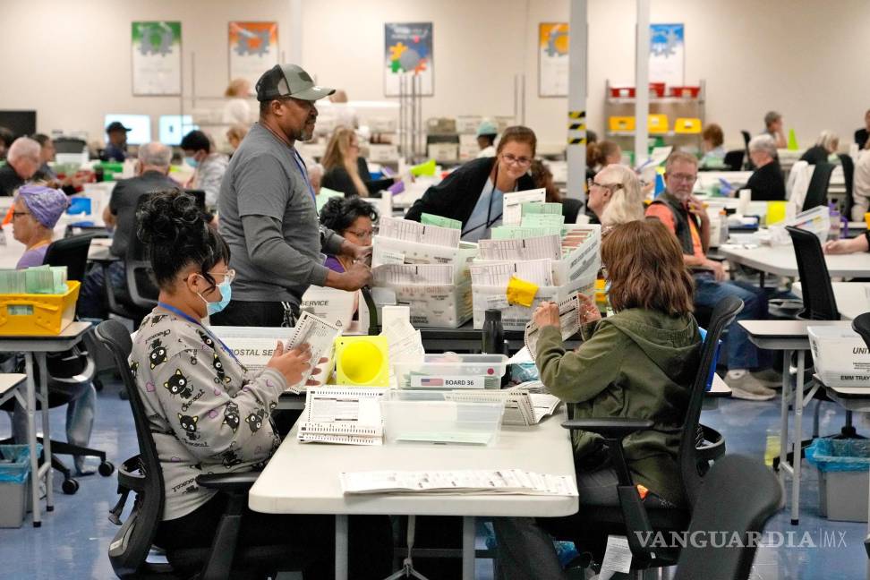 $!Funcionarios electorales procesan las papeletas de votación por correo antes del primer día de escrutinio en el condado de Maricopa.