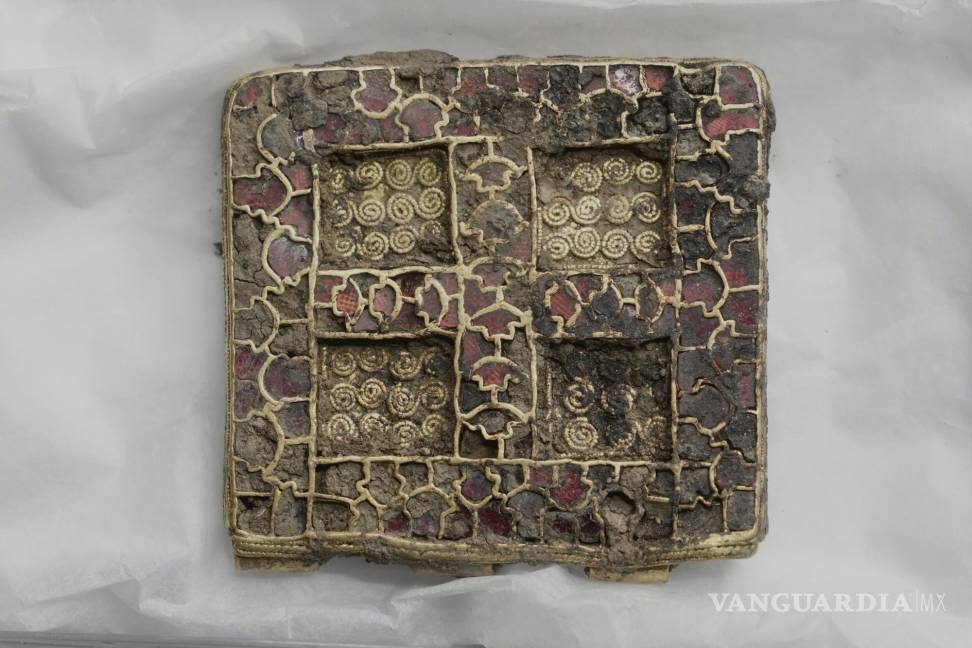 Arqueólogos encuentran un collar de oro y joyas 1,300 años de antigüedad en Inglaterra