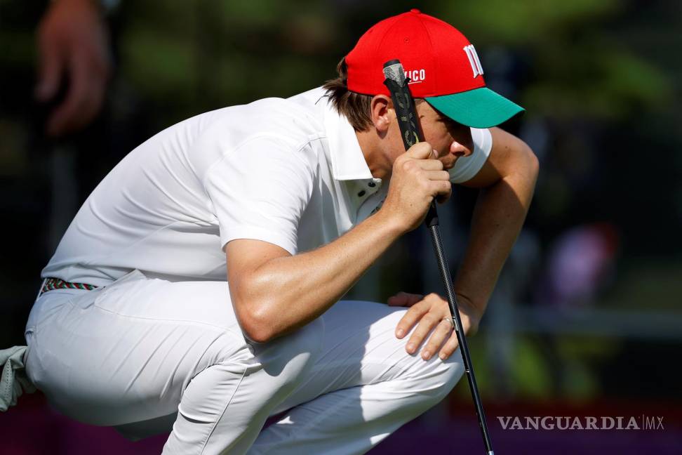 $!Carlos Ortiz de México en el hoyo dieciocho durante la tercera ronda de los eventos de golf de los Juegos Olímpicos de Tokio 2020 en el Kasumigaseki Country Club en Kawagoe, Japón. EFE