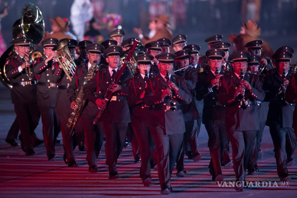 $!Fotografía que muestra a la banda de guerra de la Secretaría de la Defensa durante la ceremonia del 200 aniversario de la consumación de independencia en Ciudad de México (México). EFE/Carlos Ramírez